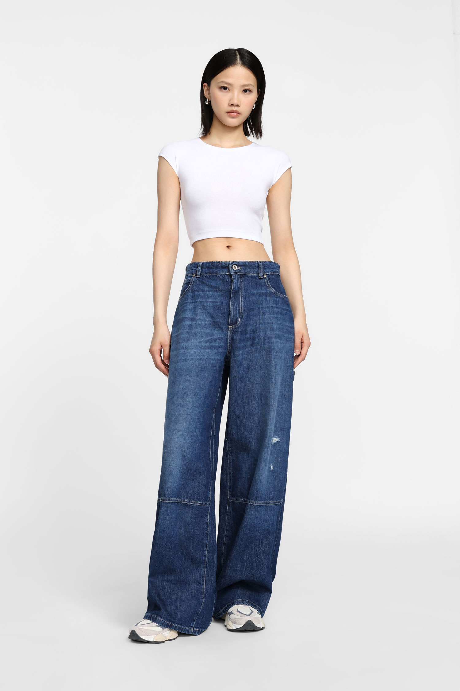 Image of Jeans a zampa a vita alta con strappo e cucitura060