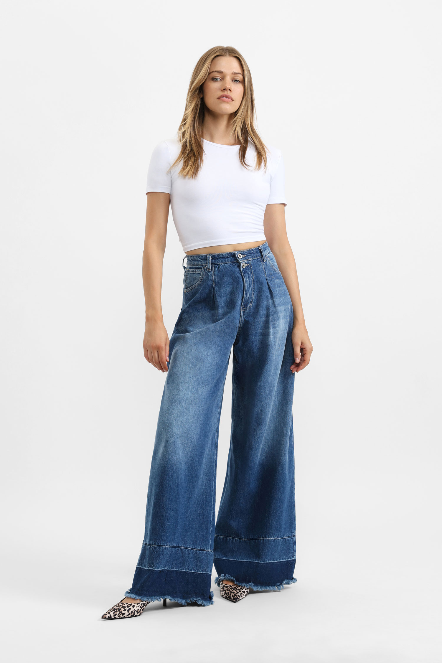 Image of Jeans a gamba larga con orlo grezzo060