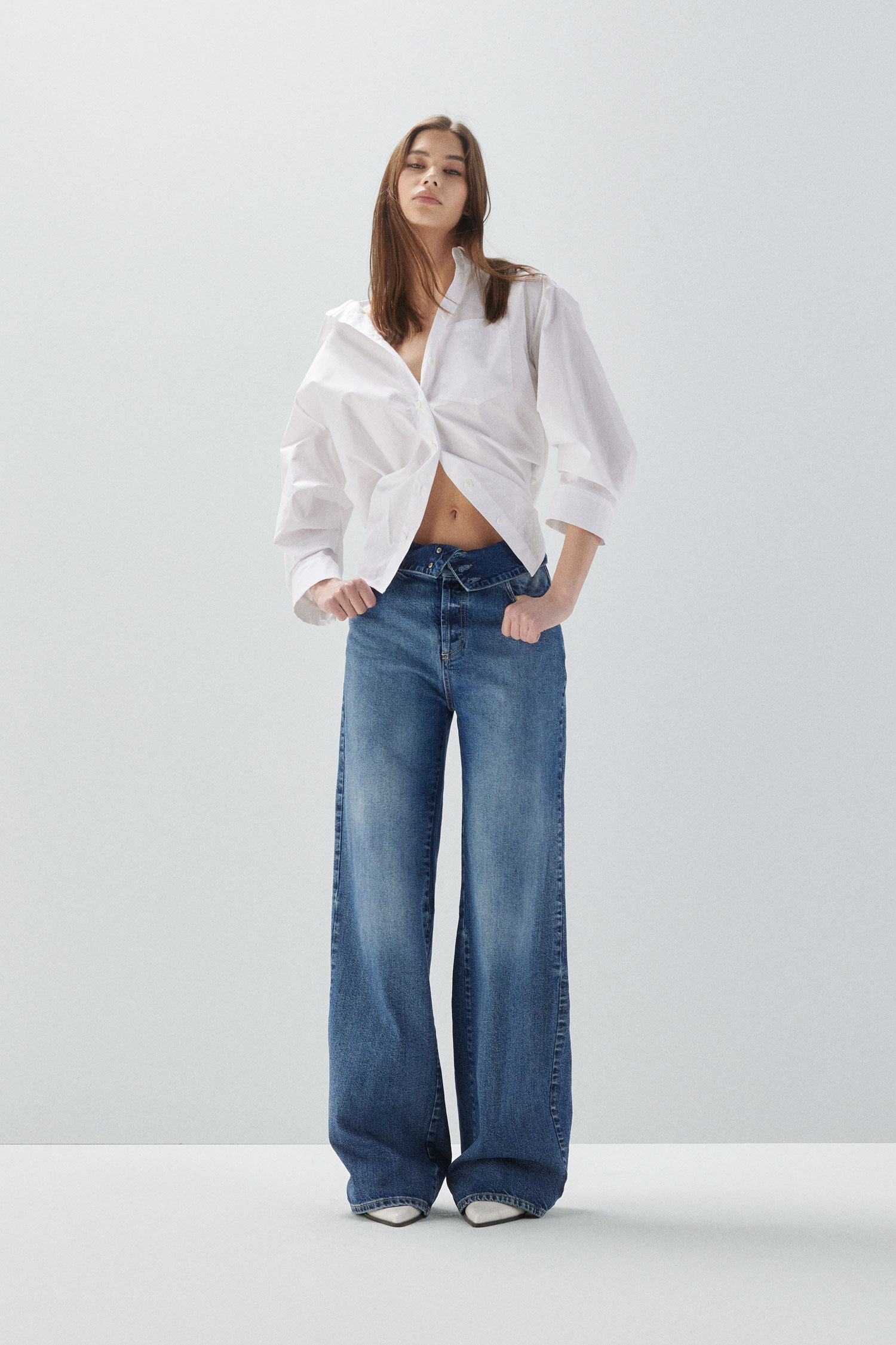 Image of Jeans ampi in puro cotone con risvolto in vita060