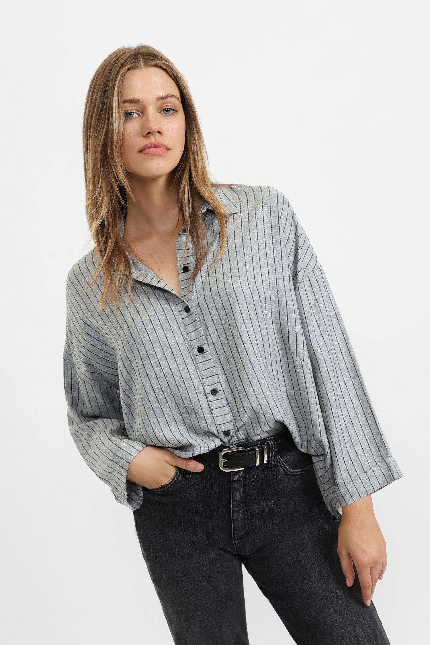 Image of Camicia a righe con colletto classico060