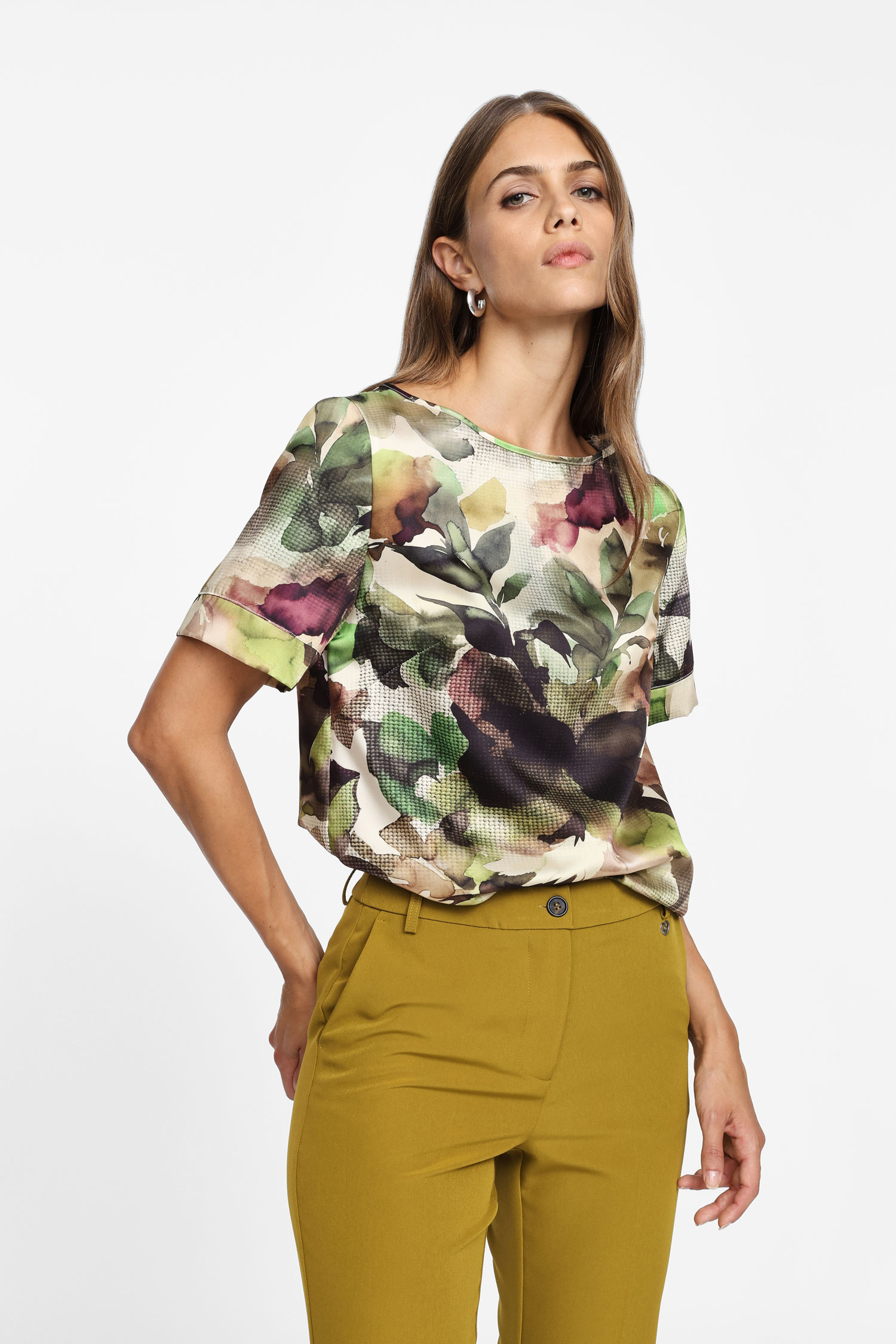 Image of T-shirt fluida con stampa botanica060