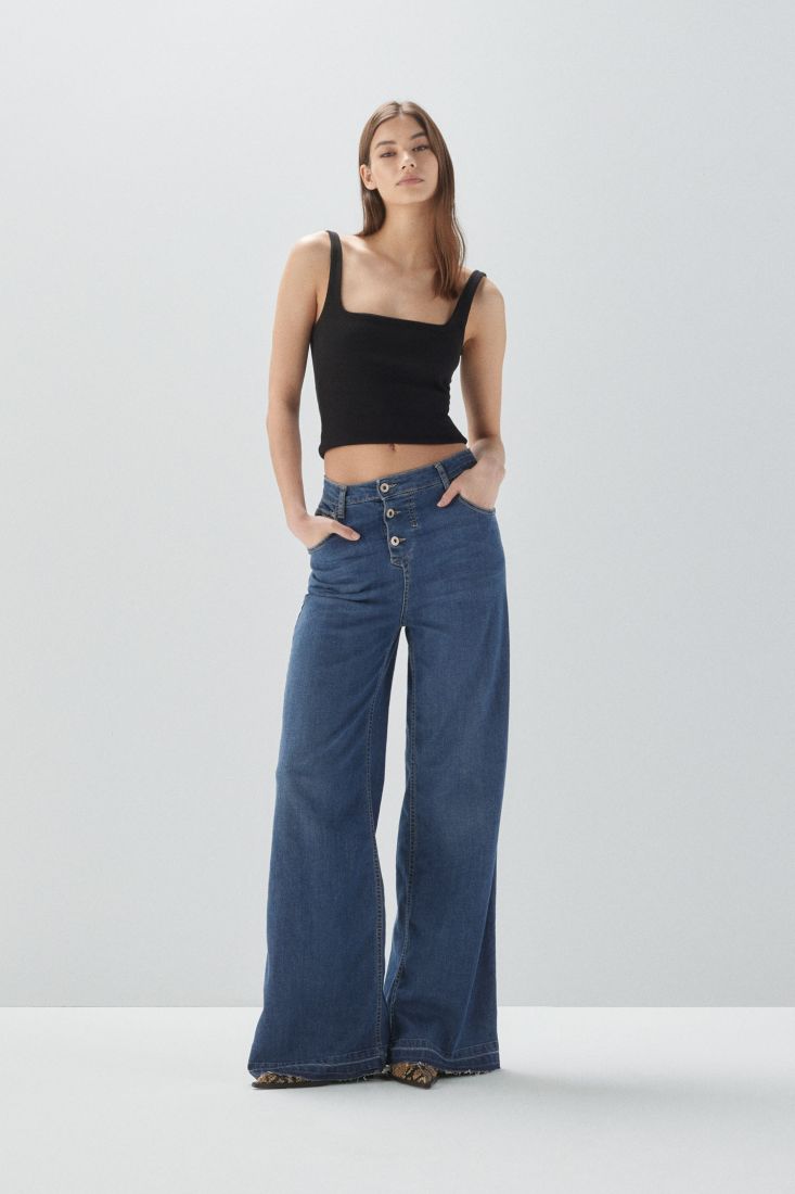 Flared low rise jeans with three buttons