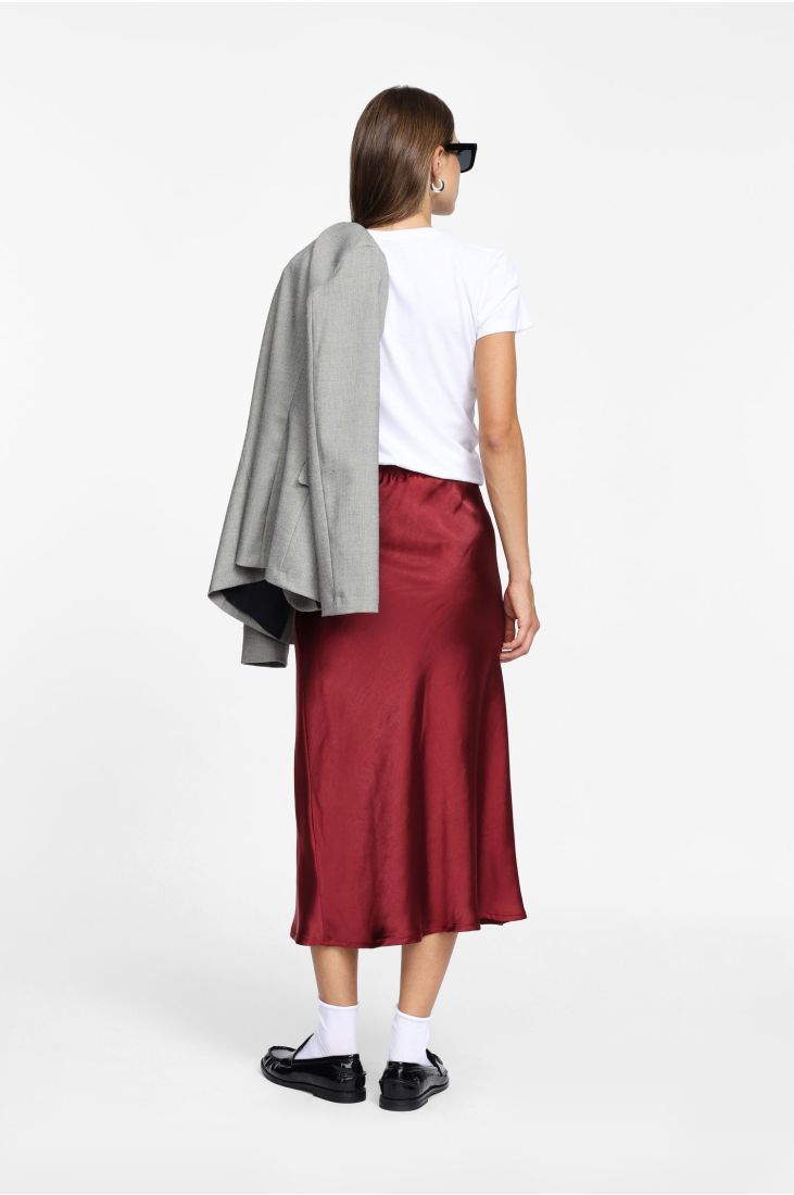 Mid-length skirt with distinctive detail