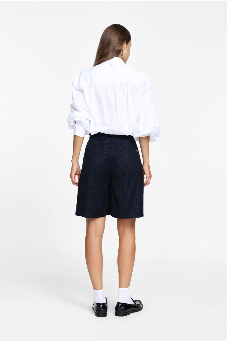 High-waisted pleated shorts