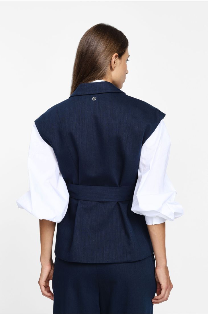 Vest with belt and classic collar