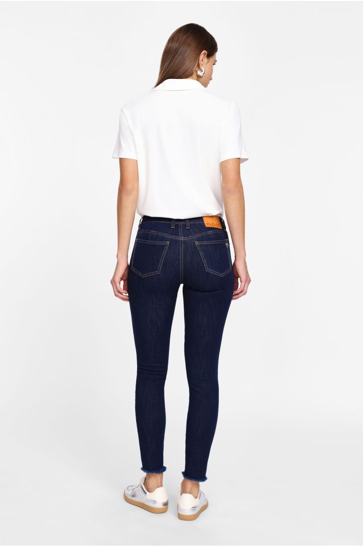 Skinny jeans with frayed hem